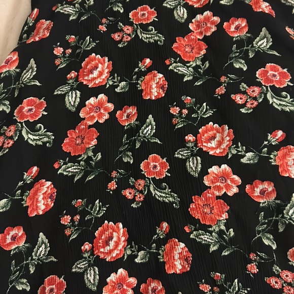 Forever 21 Floral Low Cut Top - Picture 5 of 7